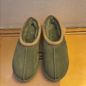 BRAND NEW UGG TASMAN!!